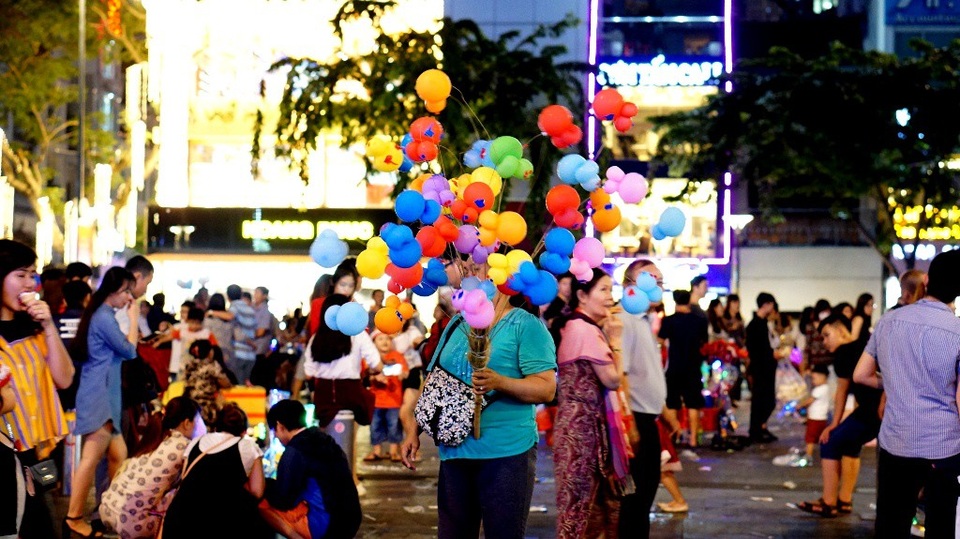 Phố đi bộ Nguyễn Huệ nhếch nhác vì... rác, hàng rong - 12 Phía sau chùm bong bóng nhiều màu sắc là con đường bê bết rác