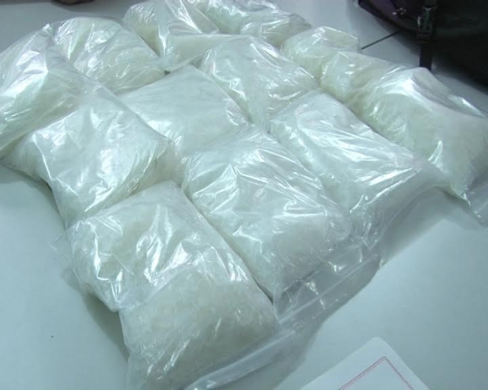 
Đối tượng (áo đen sọc vàng) và tang vật
