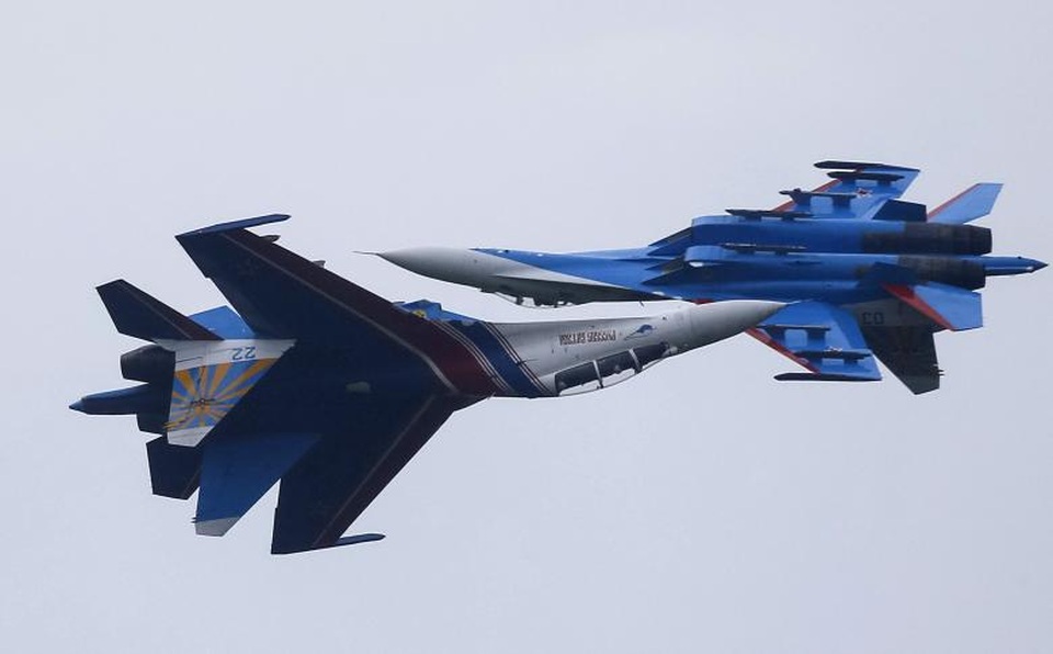 Dàn vũ khí "khủng" phô diễn sức mạnh quân đội Nga - 13 Máy bay chiến đấu Sukhoi Su-27 Flanker thuộc đội nhào lộn trình diễn Russkiye Vityazi biểu diễn tại lễ khai mạc tại Thế vận hội quân sự thế giới.
