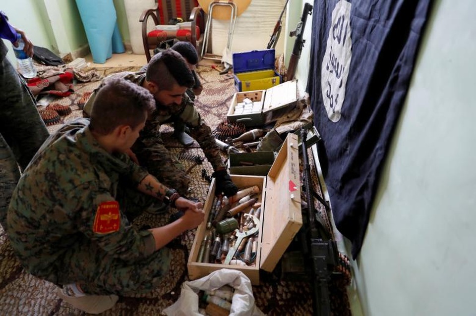 Ngày tàn của phiến quân IS tại thủ phủ Raqqa - 11
Lực lượng SDF kiểm tra những vũ khí và đạn dược bị IS giấu trong hang ổ.