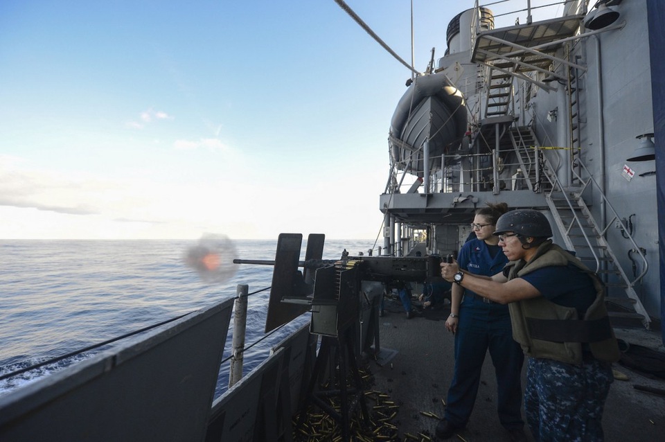 Dàn vũ khí tối tân trên tàu tuần dương Mỹ sắp đến Trung Đông - 11
USS Monterey được trang bị 2 súng máy có thể bắn 600- 650 lần/phút.