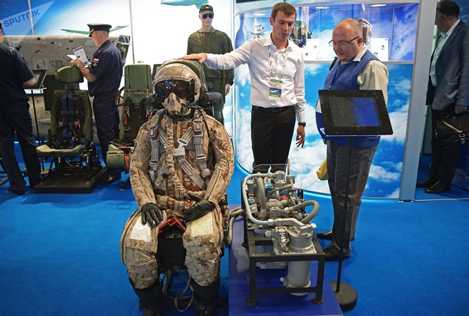 
Trang phục, ghế thoát hiểm, mặt nạ oxi của phi công lái máy bay thế hệ thứ 5 T-50.
