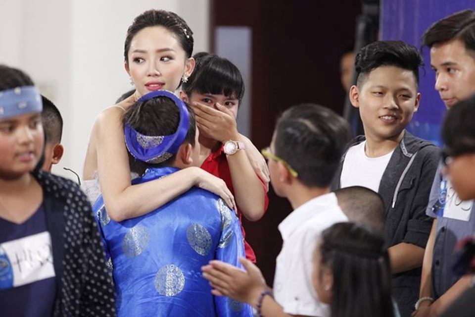 Để con trẻ khóc trên gameshow là sự thất bại của người lớn? - 2 Thí sinh nhí khóc trong hậu trường Thần tượng âm nhạc nhí. Ảnh: TL.