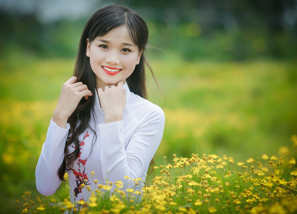 Nữ sinh khoe sắc kiều diễm giữa cánh đồng hoa - 1
Phạm Thị Hương (sinh năm 1998) - sinh viên ĐH Luật Hà Nội