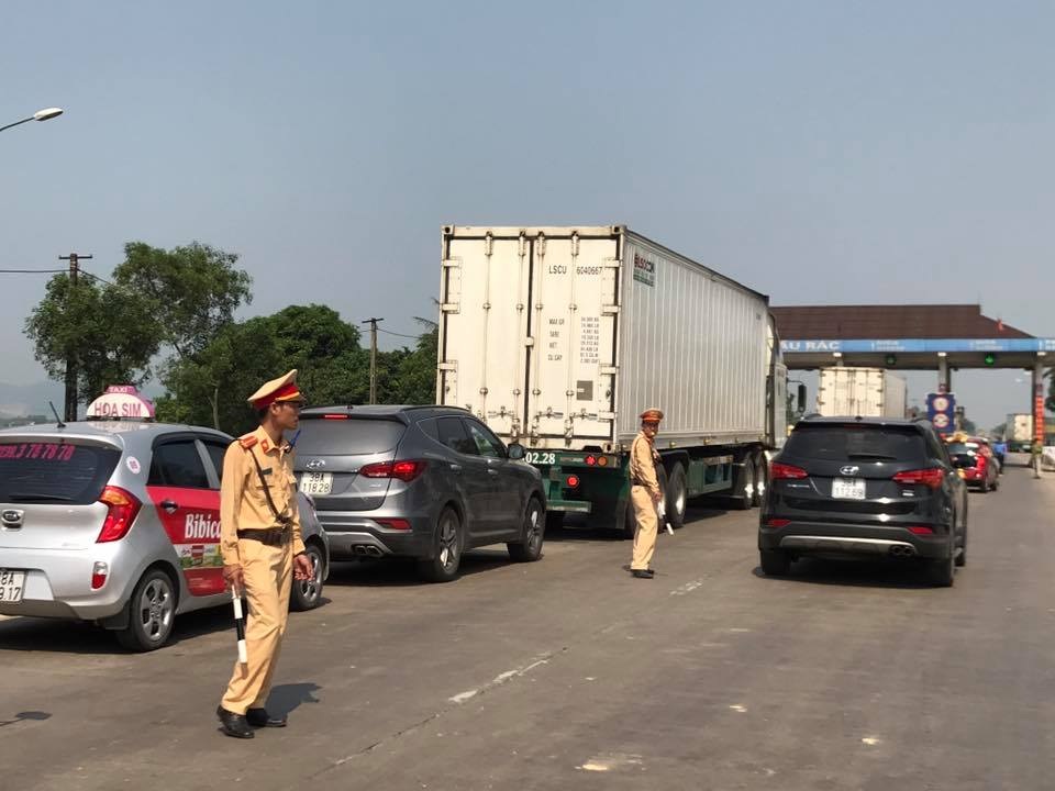 
Sự việc đã khiến giao thông bị ách tắc cục bộ
