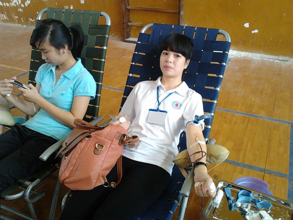 Ấm áp nghĩa tình “Ngân hàng máu sống” của trường ĐH Tây Nguyên - 3 Các bạn nữ xung phong hiến máu
