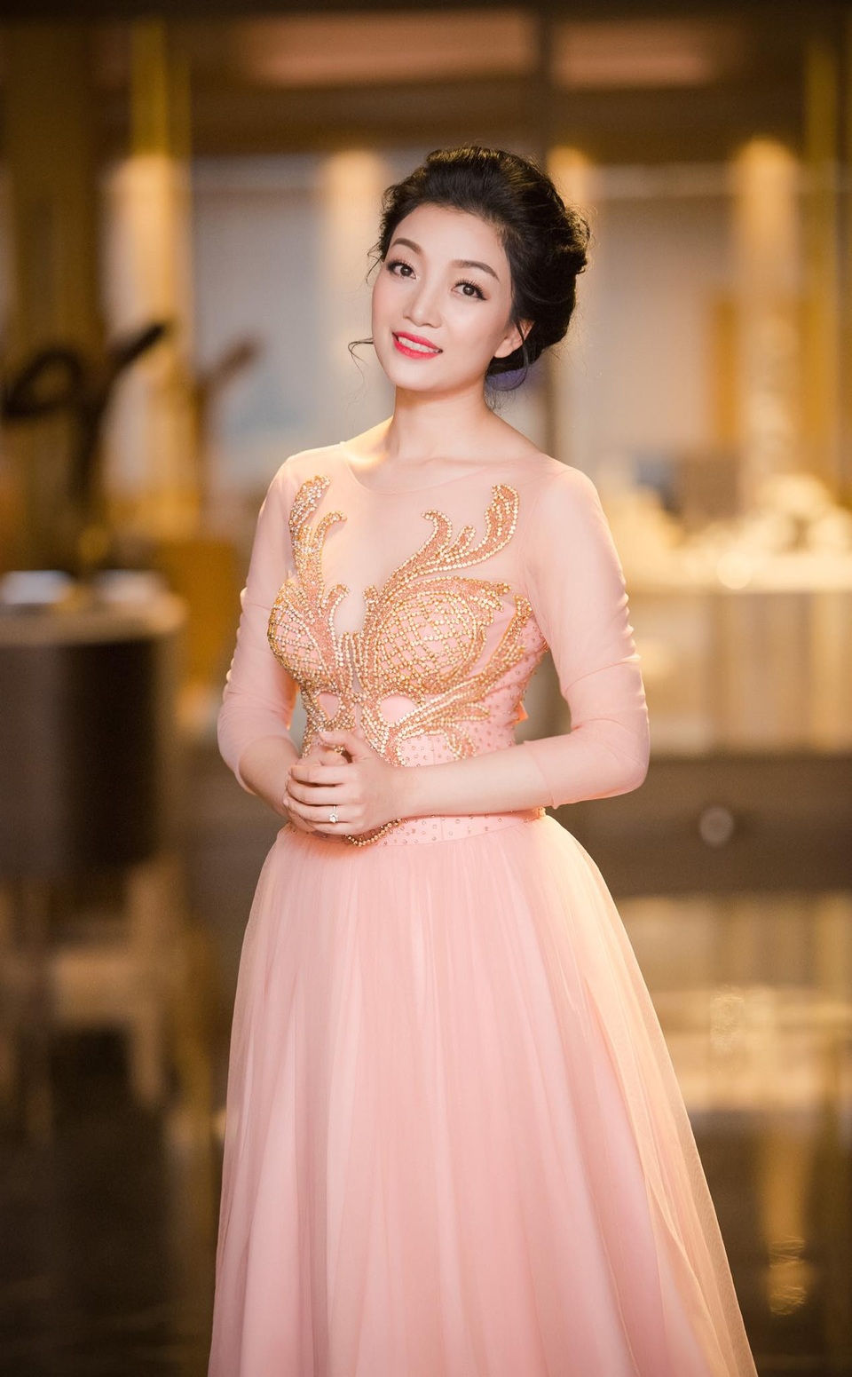 Ca sĩ Phạm Thu Hà gây "hoang mang" cho nhà thiết kế Lê Hoàng Hải - 6 Như là một chữ duyên khi có rất nhiều NTK trong nước, nhưng duy nhất NTK Lê Hoàng Hải có một phong cách cổ điển rất rõ ràng trong các thiết kế của mình.