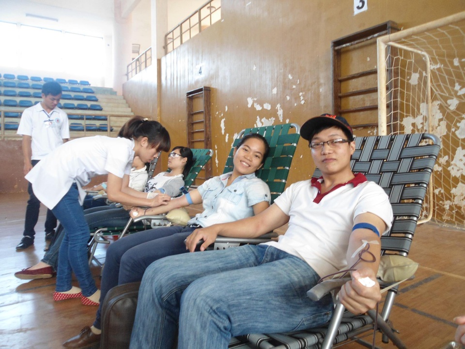 Ấm áp nghĩa tình “Ngân hàng máu sống” của trường ĐH Tây Nguyên - 2 Nụ cười tươi khi tham gia hiến máu cứu người