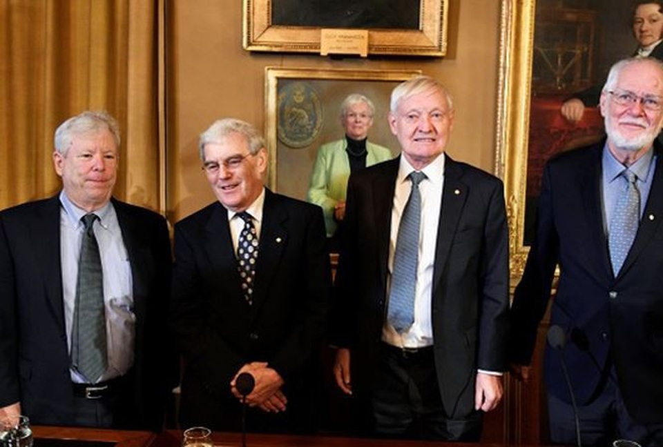 
Các nhà khoa học lĩnh giải Nobel 2017 (từ trái sang): Richard Thaler (kinh tế), Richard Henderson (hóa học), Joahchim Frank (hóa học), Jacques Dubochet (hóa học). Ảnh: Getty Images.
