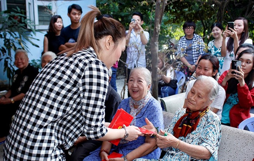 Hình ảnh nghệ sĩ Việt trong những chuyến từ thiện cuối năm - 6 Mỹ Tâm trao quà cho các nghệ sĩ neo đơn ở TP.HCM.