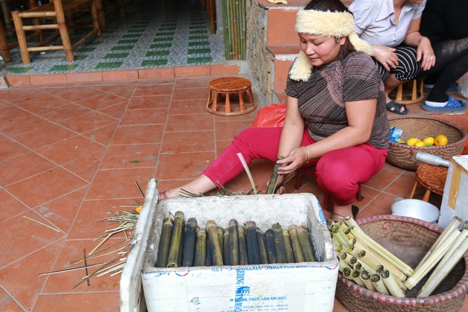 Cơm lam, thịt lợn, thịt trâu khô gác bếp là những món ăn đặc sản ở bản Lác được bày bán ở nhiều nơi. Du khách có thể mua thưởng thức tại chỗ hay đem về làm quà cho người thân. Giá bán các món đặc sản tại đây cũng không quá đắt, vui lòng khách đến, vừa lòng khách đi.