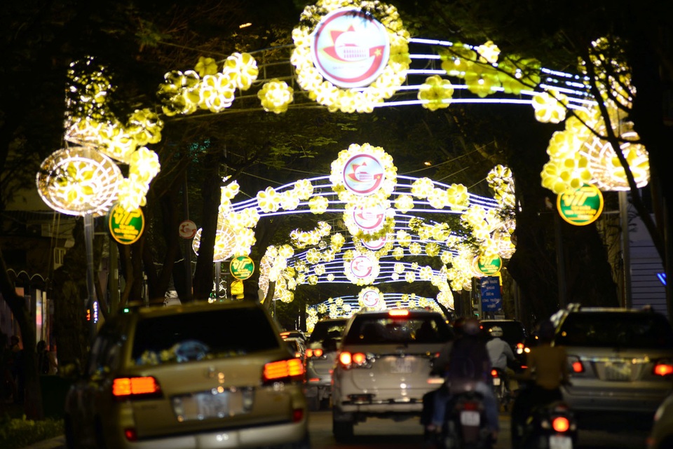 Đường Ánh sáng ở Sài Gòn bị người dân chê quá sặc sỡ - 13 Đèn đường trang trí với màu vàng chủ đạo trên đường Đồng Khởi, quận 1.