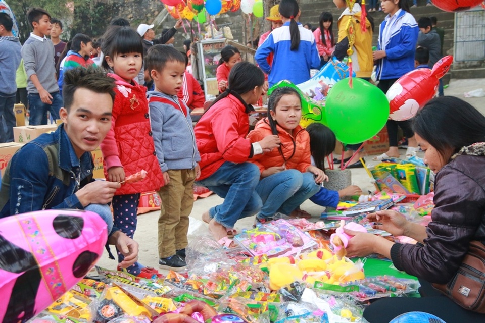 26 Tết đi chợ Thiều "mua may bán rủi" - 9
Trẻ con được bố mẹ đưa đến chợ quây quần bên những hàng bán đồ chơi.