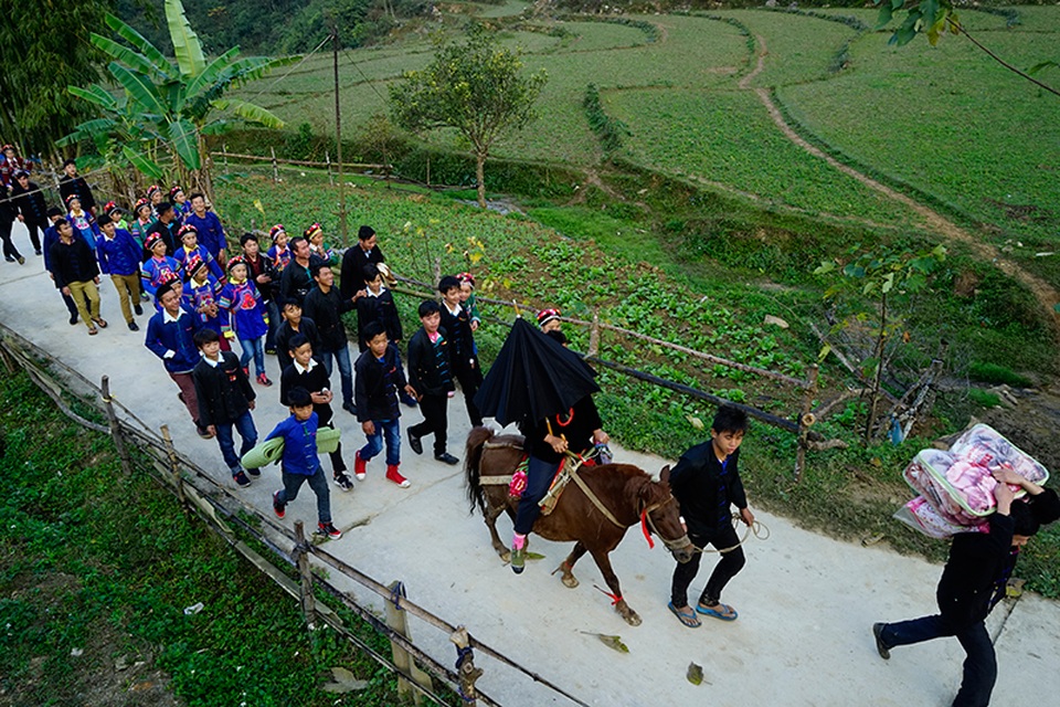 Bộ ảnh đẹp về đám cưới người Phù Lá - 16 Cho dù đường đã đẹp nhưng phong tục dùng ngựa rước cô dâu đã là phong tục lâu đời tại đây.