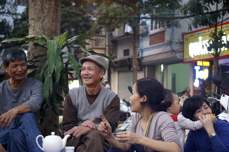 Cảnh gia đình Hà Nội ba thế hệ đầm ấm bên nồi bánh chưng Tết - 13 Trò chuyện vui vẻ bên nồi bánh chưng ấm cúng.