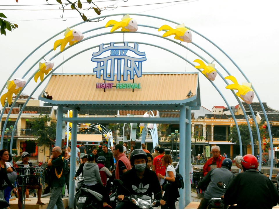 Trang trí chuẩn bị cho lễ hội ánh sáng sẽ diễn ra vào Tết Đinh Dậu 2017