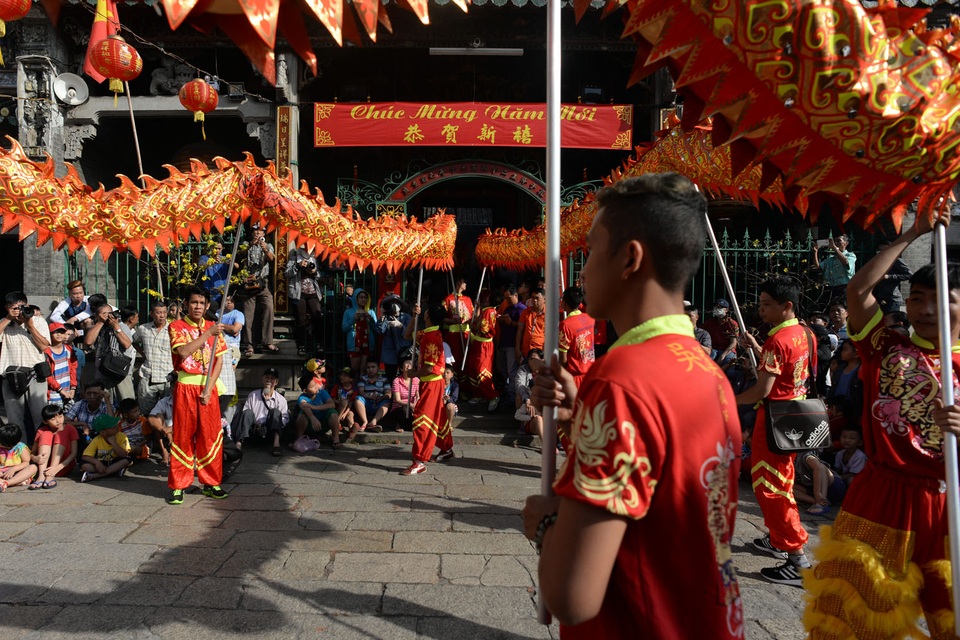 Lân sư rồng "nghinh tiếp" Đinh Dậu - 8 Nhiều người dân tập trung xem đoàn lân sư rồng biểu diễn.