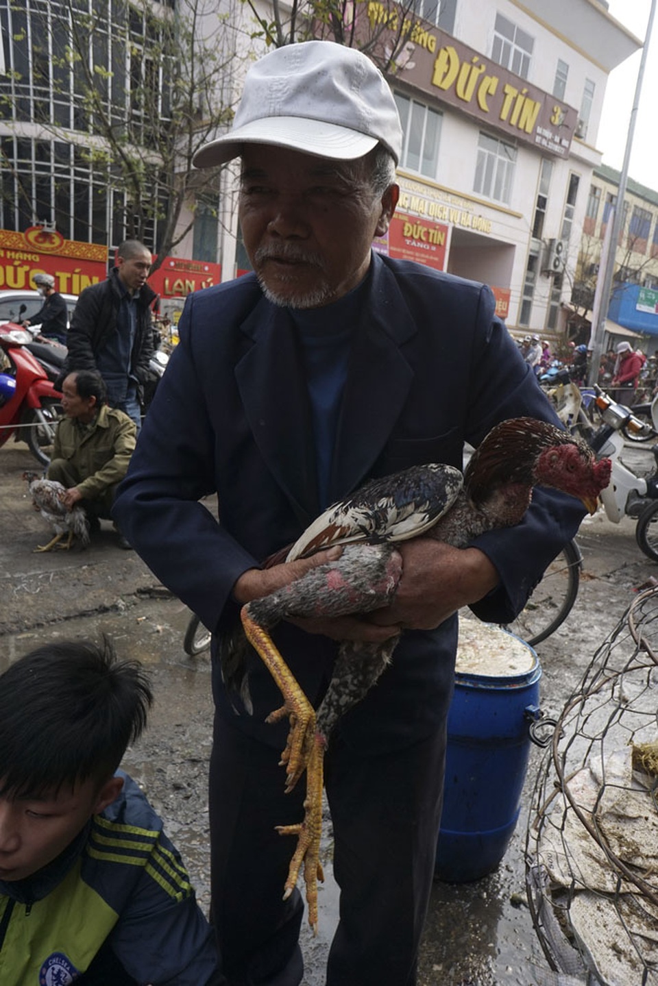 Sống chậm ở phiên chợ gà chọi Hà Nội ngày 30 Tết - 16 Một cụ già đã chọn được cho mình con gà chọi ưng ý tại phiên chợ.