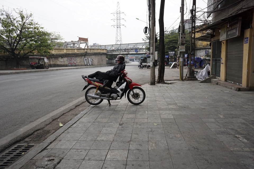 Bác xe ôm đợi khách trên phố Trần Nhật Duật vắng lặng.