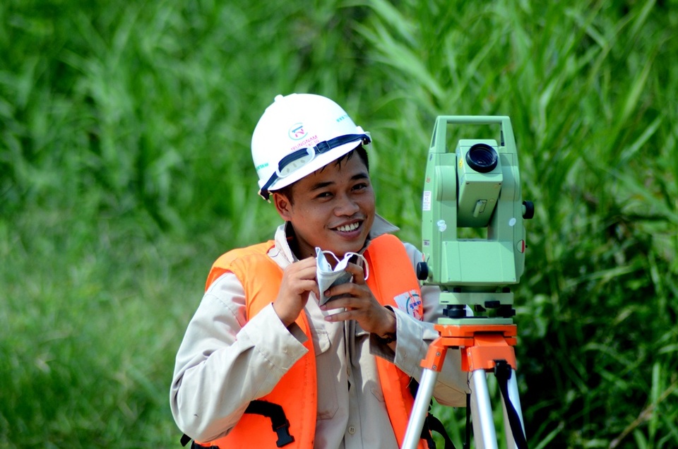 TPHCM: Hối hả nhịp lao động xuyên Tết trên công trường chống ngập - 13 Nụ cười khá tươi của kỹ sư trắc địa.