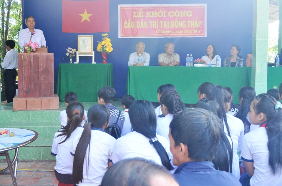 Khởi công xây dựng cầu Dân trí thứ 12 tại Đồng Tháp - 1
Quang cảnh lễ khởi công cầu Dân trí tại thị trấn Lai Vung, huyện Lai Vung, tỉnh Đồng Tháp vào sáng 15/2