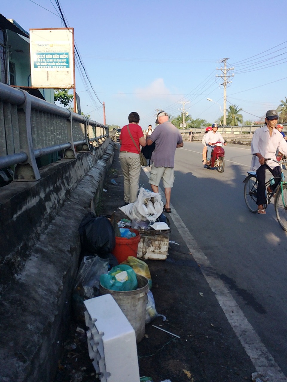 Cần Thơ: Rác trú ngụ trên cầu du lịch lâu đến nỗi đã có “sổ đỏ”? - 8 Dưới chân cầu Cái Sơn (phía chợ An Bình) luôn có một đống rác thế này