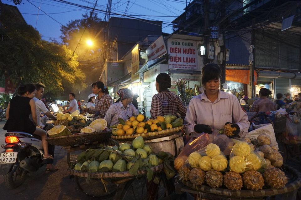 Chợ cóc Hà Nội trong chiến dịch dọn dẹp vỉa hè - 10
Những người bán hoa quả trên đường phố vào buổi chợ chiều.