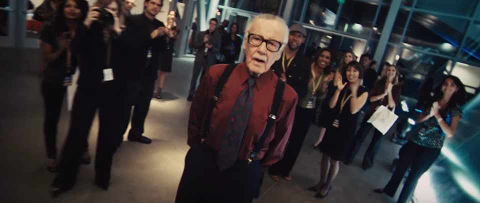 Tony Stark lại nhầm Stan Lee là… nhà báo nổi tiếng Larry King trong “Iron Man 2” (Người Sắt 2 - 2010).