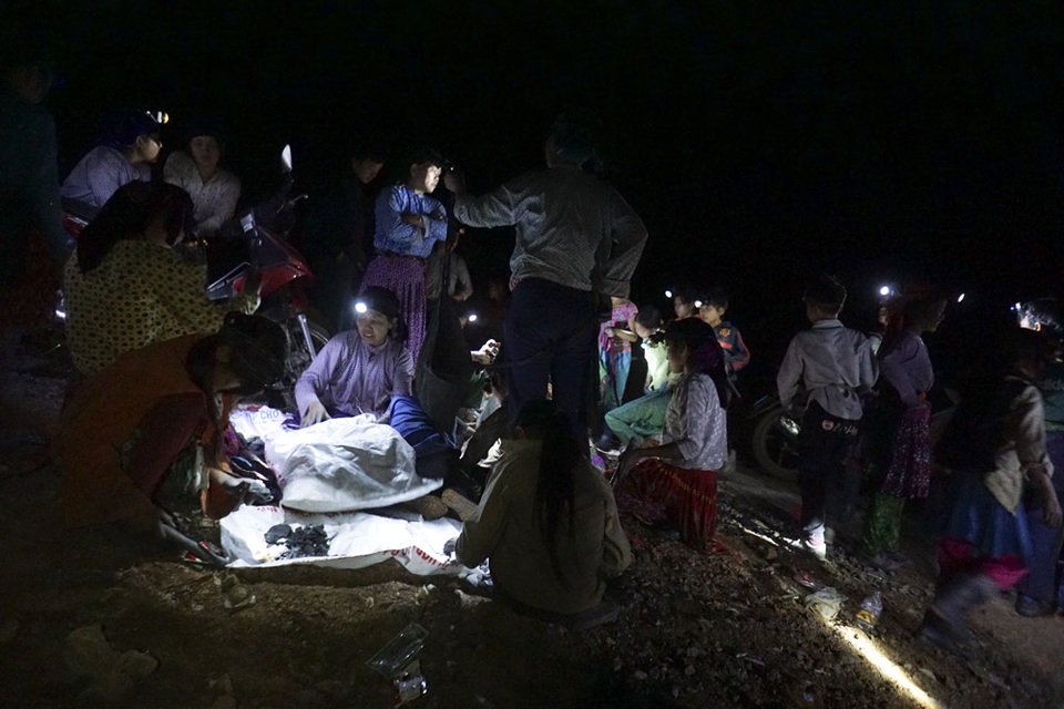 Đêm trắng ở vùng rốn quặng miền biên ải - 15 
Việc mót quặng tại khu bãi thải Mậu Duệ đã diễn ra từ nhiều năm nay. Chính quyền và công ty chủ quản đã tuyên truyền, cảnh báo, đẩy đuổi song vẫn chưa thể chấm dứt tình trạng này triệt để. Hiện tại chỉ hạn chế được phần nào và không còn cảnh mót quặng vào ban ngày.