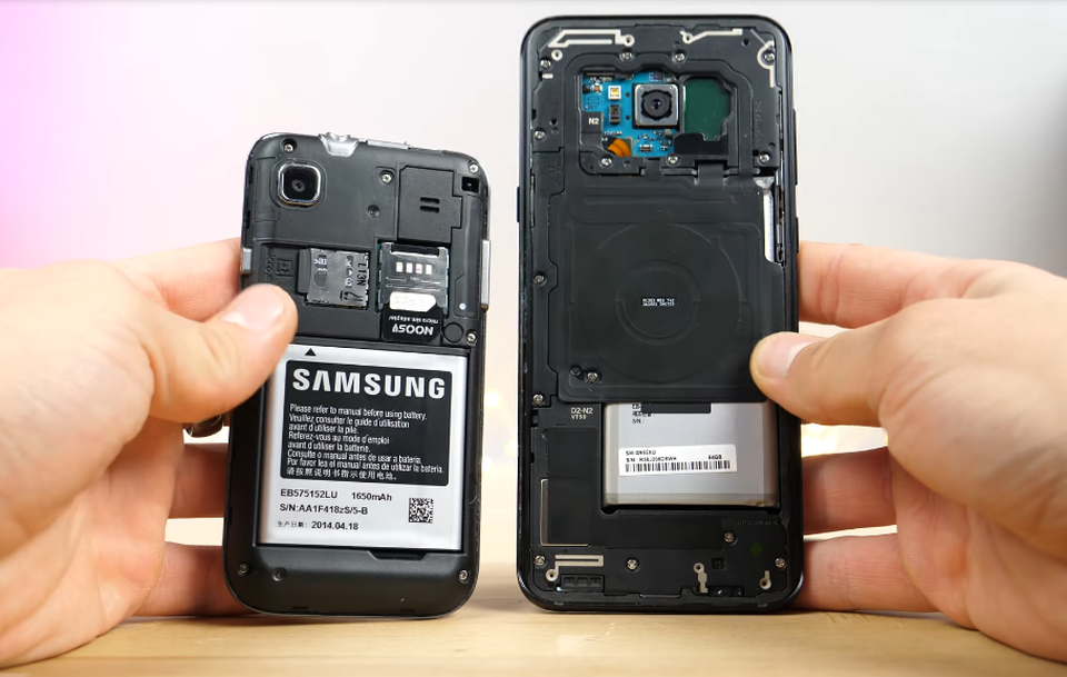 Bên cạnh thiết kế ấn tượng và độc đáo hơn, Galaxy S8 còn sở hữu một phần cứng mạnh mẽ bao gồm chip xử lý Snapdragon 835 và pin lên tới 3,500mAh. (pin của Galaxy S thế hệ đầu là 1,500mAh)