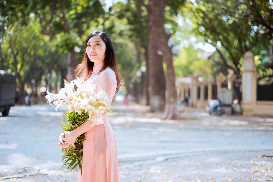 Nhiều bạn trẻ tranh thủ ghi lại những khoảnh khắc đẹp hiếm có trong năm