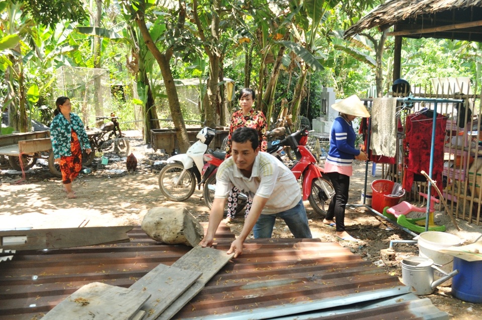 Cuộc sống vạ vật của người dân sau vụ sạt lở kinh hoàng - 10 Anh Tính dùng những tấm ván này lót xuống đất để nằm ngủ khi đêm xuống. Hộ anh Tính, chị Em mong chính quyền sớm khảo sát khu vực nhà, nếu an toàn thì cho họ vào ở.