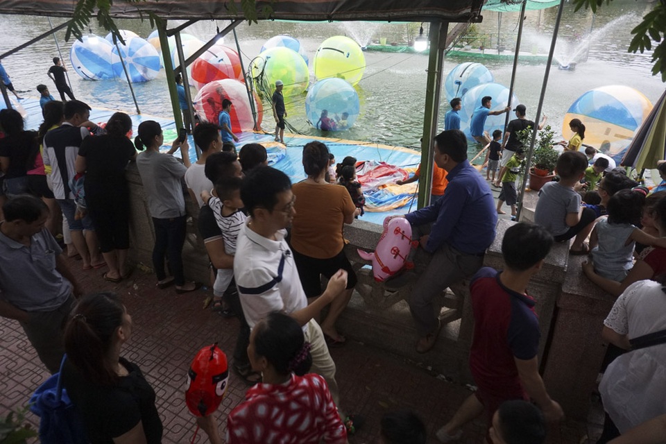 Tiếp tục... nghẹt thở ở công viên Thủ Lệ - 16 Các điểm cho thuê xe đạp nước và chơi bóng nước rất đông khách, trẻ em phải chờ đợi khá lâu mới đến lượt.