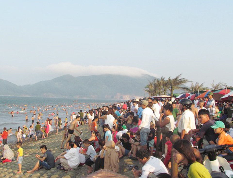 
... các bãi biển lớn nhỏ ở Hà Tĩnh đều thu hút đông nghịt khách.
