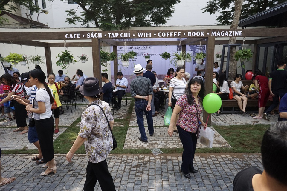 Độc đáo phố sách Hà Nội ngày khai trương - 14
Quán cà phê với wifi miễn phí trong phố sách 19-12.