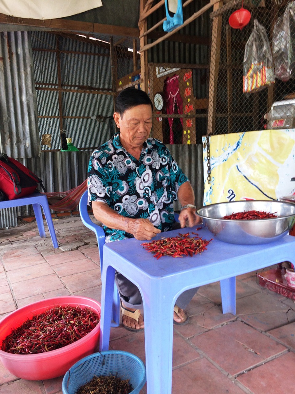 Dân vẫn liều mình sinh sống sát “miệng hà bá” - 5
Sạt lở đã sát nhà ông Nguyễn Văn Pho nhưng vì chưa có nơi dọn đi, vợ chồng ông vẫn bám trụ bán nước giải khát và nhận ớt chín về làm.