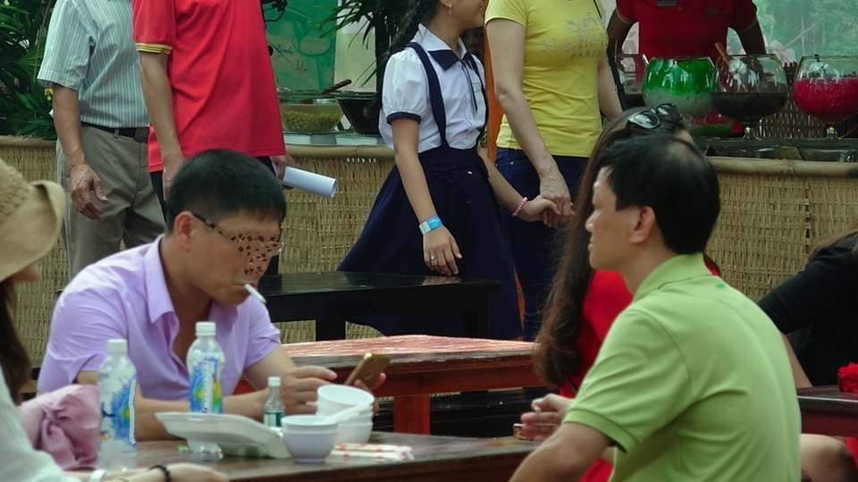 Thưởng thức ẩm thực và tìm hiểu cách… cai thuốc lá - 13
Thực khách của liên hoan rất đa dạng, trong đó có cả trẻ em. Chính vì thế, việc phì phèo khói thuốc tại những nơi công cộng như thế này cần nên hạn chế.