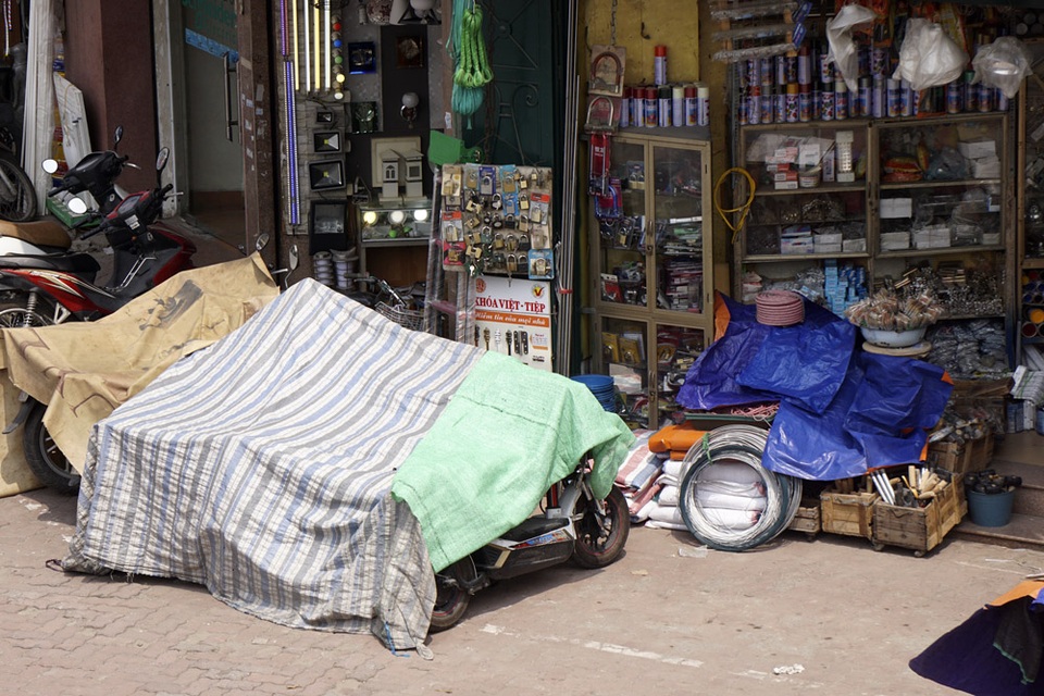 Che chắn cho xe và đồ đạc chống lại nắng nóng.