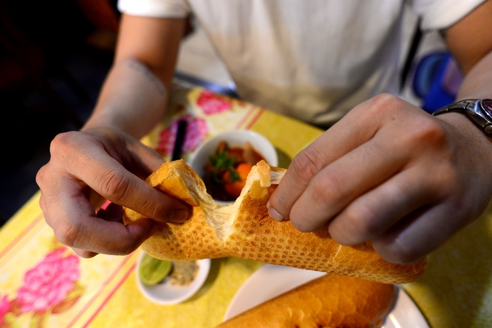 Cách thưởng thức khác của “Bánh mì Sài Gòn” khiến giới trẻ thích mê - 13 Xé một mẫu bánh…
