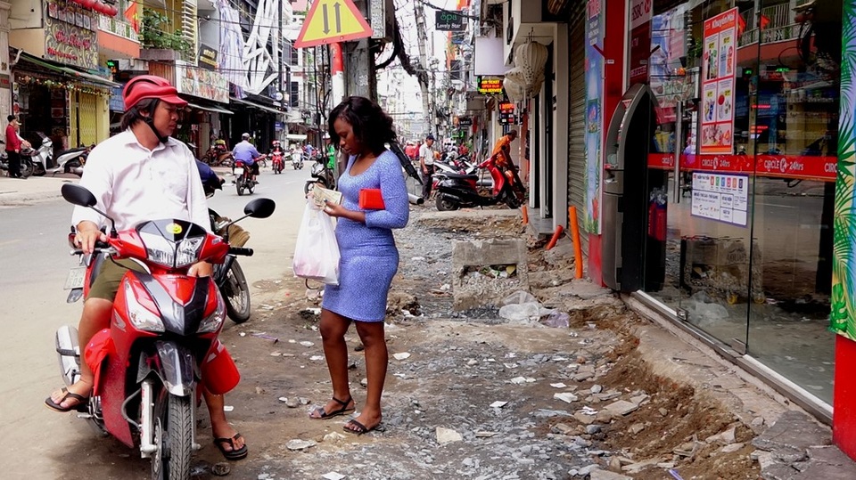 Tất bật “thay da” cho đường Bùi Viện trở thành phố đi bộ - 13 Đối với du khách, nơi này là một trung tâm để thư giãn, cũng là nơi tuyệt vời để có thể tìm được một tour du lịch giá cả hợp lý, khám phá đường phố và trải nghiệm TPHCM.