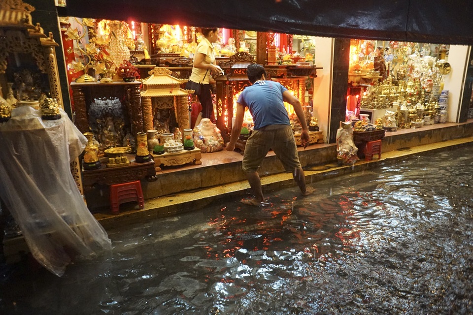 Trung tâm phố cổ Hà Nội tiếp tục ngập sâu trong biển nước - 12 Nhiều chủ cửa hàng lo lắng khi cơn mưa quá lớn có thể dâng nước gây hư hỏng hàng hóa tại phố Hàng Quạt.