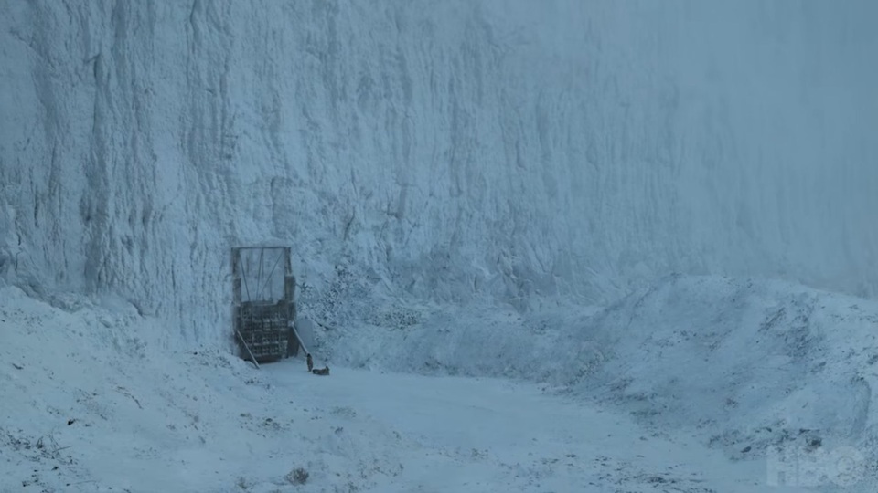 Bran Stark và người bạn đồng hành Meera đang chờ đợi để có thể đi qua cánh cổng của Bức Tường.