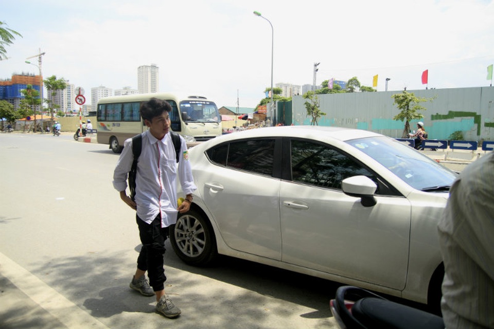 Khi “xế hộp” theo chân sĩ tử Hà Nội tới trường thi - 1
Theo ghi nhận của PV Dân trí, tại các điểm thi ở Hà Nội như THPT Việt Đức, THCS và THPT Nguyễn Tất Thành, THPT Hà Nội Amsterdam… nhiều thí sinh được bố mẹ “rước” đi thi bằng xe ô tô riêng.