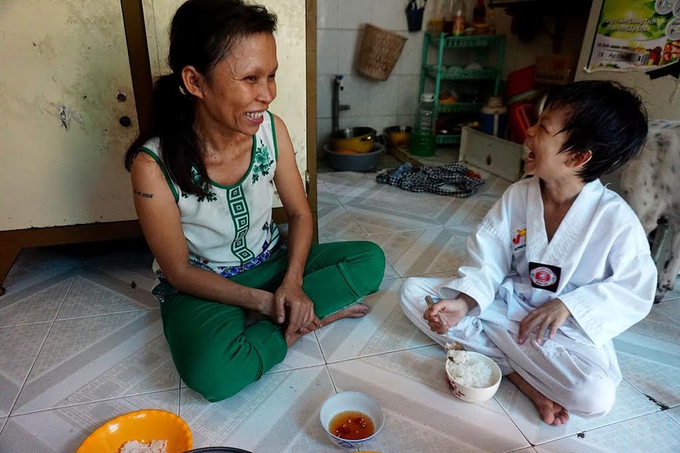 Người phụ nữ ngậm dầu phun lửa hàng đêm, nuôi hai con ăn học - 11 Hiện tại, chị Sen thuê nhà ở quận 4 sống cùng mẹ già và 2 con. Cuộc sống hôn nhân không hạnh phúc, nên chị chia tay chồng để tự lo cho các con.