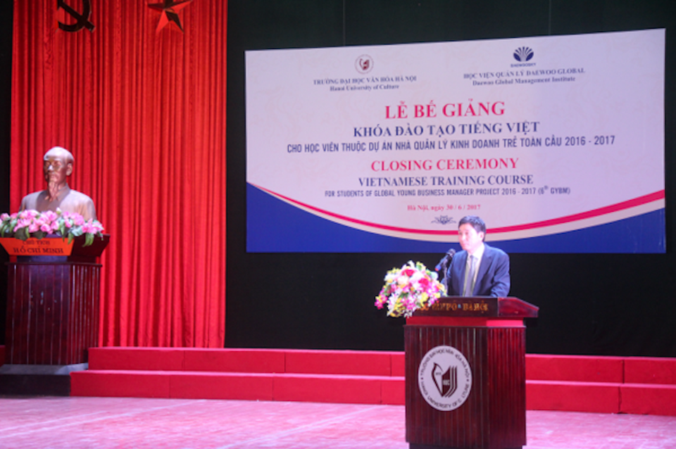 86 học viên Hàn Quốc tốt nghiệp khóa đào tạo tiếng Việt dự án “Nhà quản lý kinh doanh trẻ toàn cầu GYBM” - 1 
Đại sứ Hàn Quốc tại Việt Nam, ngài Lee Hyuk phát biểu tại buổi lễ.