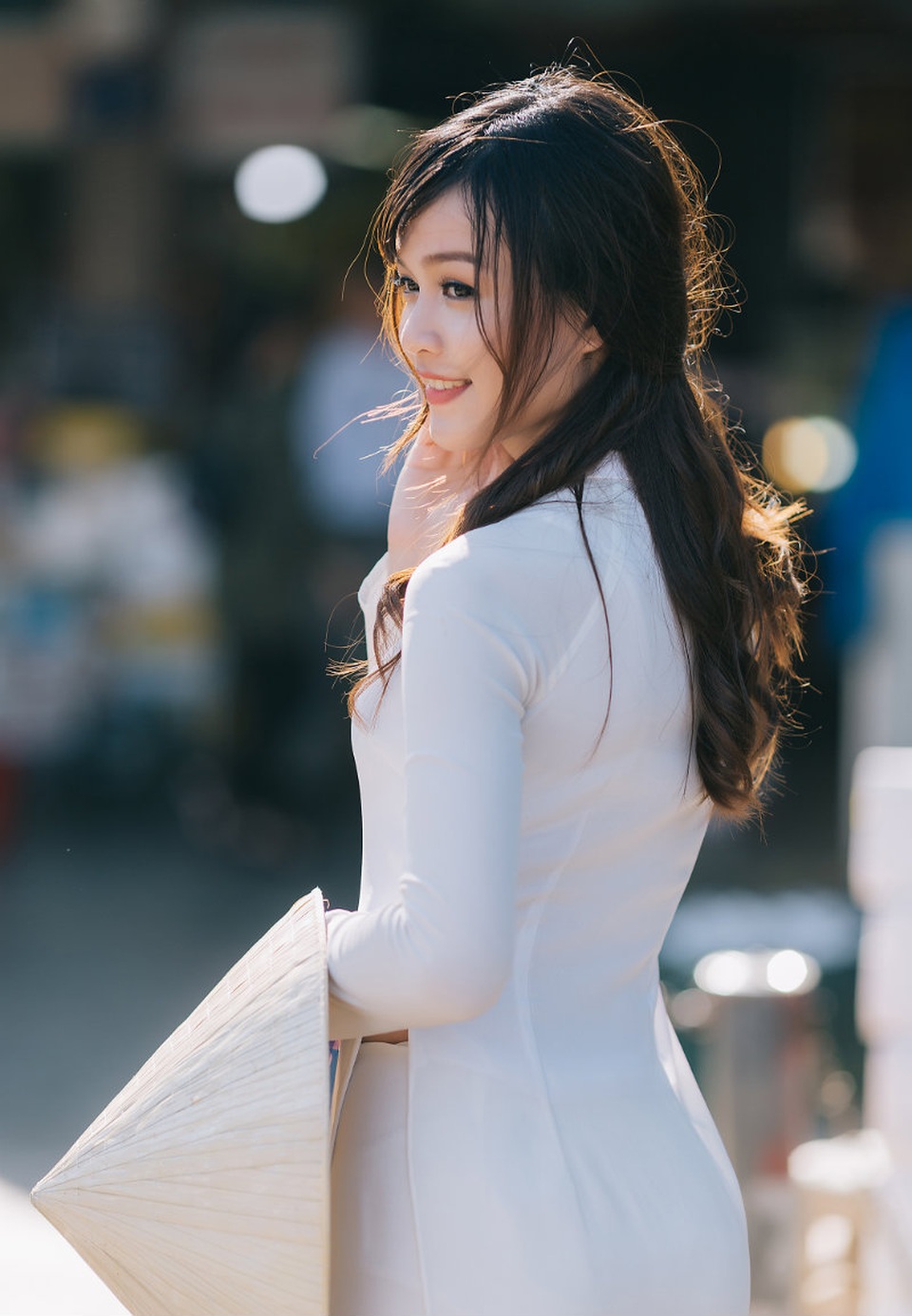 Thiếu nữ Huế duyên dáng áo dài trắng ở chợ Đông Ba - 11 Thiếu nữ Huế duyên dáng áo dài trắng ở chợ Đông Ba - 11