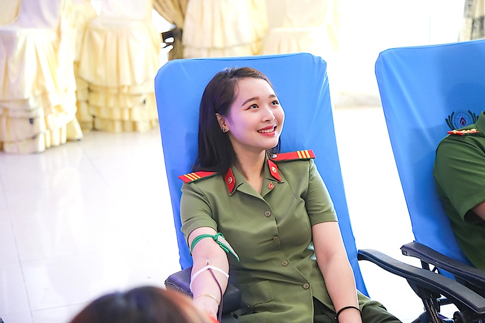 Nụ cười tươi của một chiến sỹ công an tham gia hiến máu.