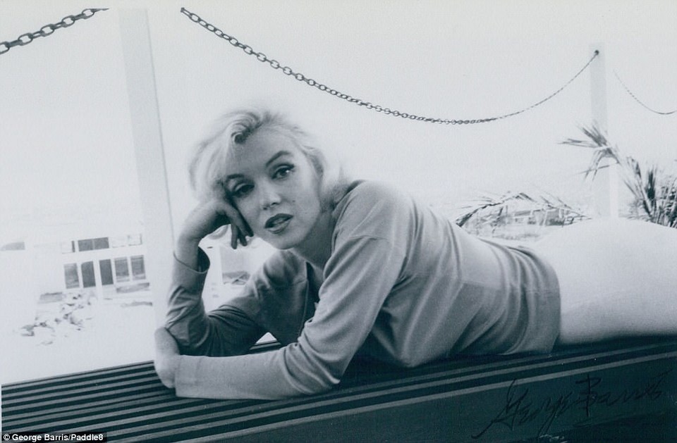 Bộ ảnh mà George Barris chụp Marilyn Monroe lên tới vài trăm bức, được thực hiện trong nhiều tuần.
