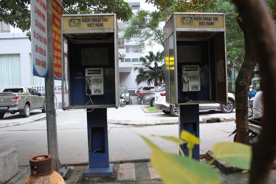 Những bốt điện thoại thẻ công cộng ở Hà Nội, giờ ra sao? - 2 Tính đến năm 2002, trên cả nước có hơn 11.000 trạm bốt điện thoại công cộng được lắp đặt và, tập trung chủ yếu ở các thành phố lớn như: Hà Nội, Đà Nẵng và TP. Hồ Chí Minh.