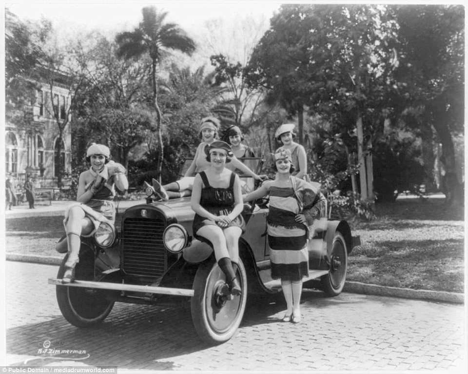 Những cô gái chuẩn bị đi tắm biển ở bang Florida (Mỹ) hồi năm 1920.